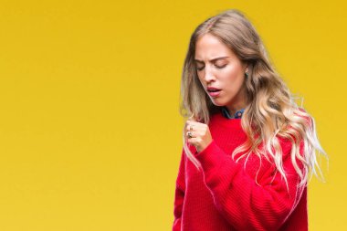 Duygu iyi ve soğuk veya bronşit için semptom olarak öksürük izole arka plan üzerinde kış kazak giyen güzel genç sarışın kadın. Sağlık kavramı.