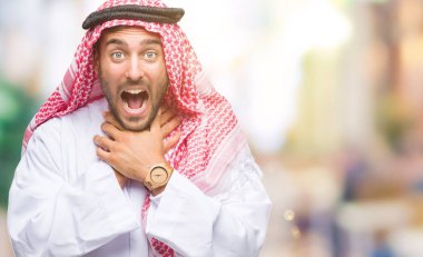 Keffiyeh üzerinde giyen genç yakışıklı adam arka plan bağırarak izole ve çünkü boğmak acı kendi ellerimle öldürürüm. Sağlık sorunu. Yaralarından ve intihar kavramı.