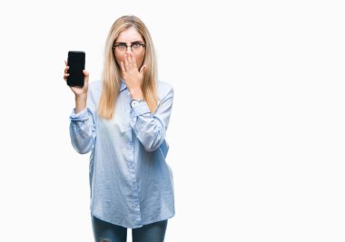 Hata, korku, sessizlik içinde gizli kavramı korkmuş ifade için utanç ile izole arka kapak ağız el ile üzerinden ekran smartphone gösterilen genç güzel sarışın iş kadını şok