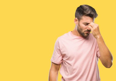 İzole arka burun ve göz yorgunluğu ve baş ağrısı duygu sürtünme yorgun genç yakışıklı adam. Stres ve hayal kırıklığı kavramı.