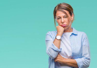 Orta yaş üzerinde seyir yorgun ve bıkkın ile depresyon sorun Çapraz kollar ile izole arka plan düşünme İspanyol kadın kıdemli.