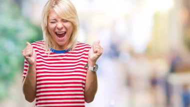 Zafer kutluyor gülümseyen izole arka kolları olan başarı için heyecanlı genç güzel sarışın kadın kaldırdı. Kazanan kavramı.