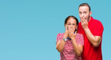 Orta yaş İspanyol çift izole arka plan ağız hata için elleriyle kapsayan şok içinde aşık. Gizli kavramı.