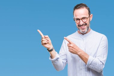 Orta yaş ağarmış komuta sizde gülümseyen ve iki elleri ve parmakları ile tarafına işaret kamera bakarak izole arka plan üzerinde gözlük.