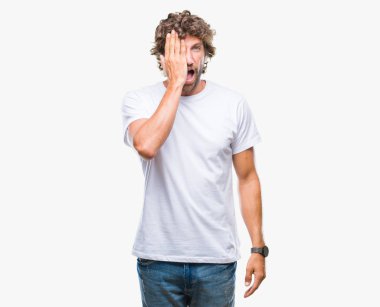 El yüz ve sürpriz duygu kendinden emin gülümseme ile tek gözüyle kapsayan izole arka plan yakışıklı İspanyol modeli adam.