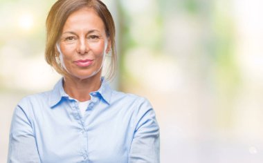 Orta yaş izole arka plan mutlu yüz çapraz silah kameraya bakarak ile gülümseyen kıdemli İspanyol kadın. Olumlu bir kişi.