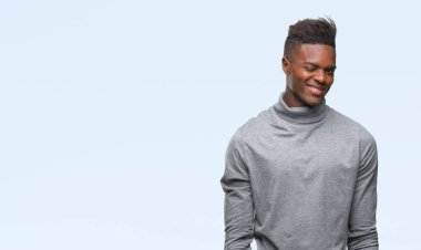 Seksi bir ifadeyle, neşeli ve mutlu yüzünü kameraya bakarak göz kırpıyor izole arka plan üzerinde genç Afro-Amerikan adam.