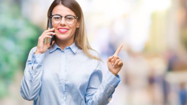 Genç güzel iş kadın konuşma arama Smartphone izole arka tarafına el ve parmak ile işaret çok mutlu üzerinde kullanma