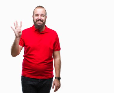 Gösterilen arka plan üzerinde kırmızı gömlek giyen genç beyaz hipster adam izole ve parmakları ile işaret kendinden emin ve mutlu gülümseyerek süre dört numara.