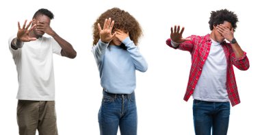 Kolaj Afro-Amerikan grup üzerinde insan izole elleriyle gözlerini kapsayan arka plan ve stop jest ile acı ve korku ifadesi. Utandım ve negatif kavramı.