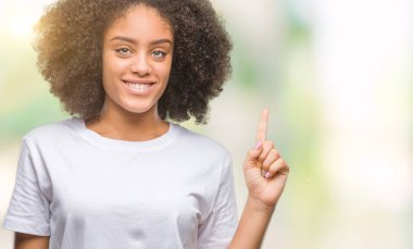 Genç afro Amerikalı kadın ve kendinden emin ve mutlu gülümseyerek süre parmak numaralı yukarıyı gösteren izole arka plan üzerinde.