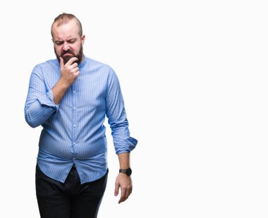 Çene düşünme hakkında soru, dalgın ifade üzerine el ile izole arka plan Genç beyaz hipster adam. Düşünceli yüzüyle gülümsüyor. Şüphe kavramı.