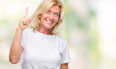 Orta yaş sarışın kadın başarılı fikirle parmağı yukarıyı izole arka plan yüzünden. Çıktıktan ve mutlu. Bir numara.