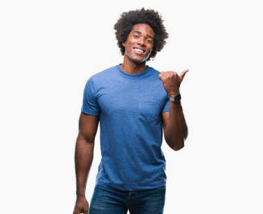 Seyir ve başparmak yanında yukarıyı mutlu yüz ile gülümseyen izole arka plan üzerinde Afro Amerikalı adam.