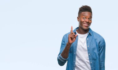 Afrikalı-Amerikalı genç başarılı fikirle parmağı yukarıyı izole arka plan üzerinde. Çıktıktan ve mutlu. Bir numara.