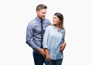 Genç işçiler iş çift uzak tarafına yüzünde, doğal ifade gülümseme ile seyir izole arka plan üzerinde. Kendine güvenen gülüyor.