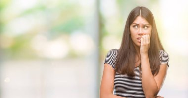 Tırnak ısırma dudaklarından eller genç güzel İspanyol kadın stresli ve gergin ile arıyorum. Anksiyete sorunu.