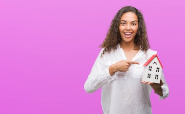 Yazlık çok mutlu el ve parmak ile işaret tutan genç İspanyol gerçek durum Aracısı kadın