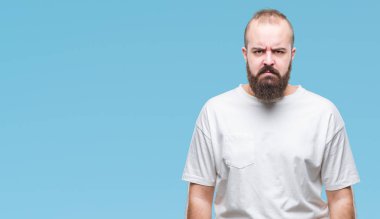 Sorunu nedeniyle izole arka plan şüpheci ve sinir, papatyanın üzgün üzerinde rahat t-shirt giyen genç beyaz hipster adam. Negatif kişi.