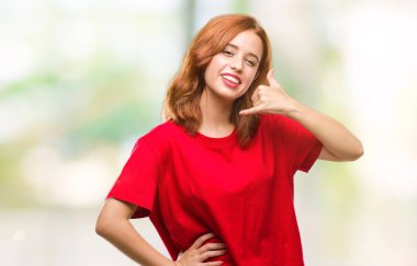 Genç güzel kadın yapıyor gülümseyen izole arka plan üzerinde telefon hareketi ile el ve parmak telefonda konuşuyor gibi. Kavramları iletişim.