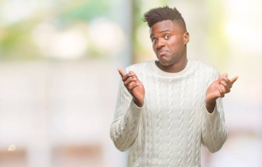 Afrikalı-Amerikalı genç izole arka plan clueless ve şaşkın bir ifadeyle kollar ve eller ortaya çıkar üzerinden. Şüphe kavramı.