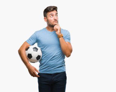 Yakışıklı delikanlı izole arka plan ciddi bir yüz düşünme hakkında soru, çok karışık bir fikir üzerinde futbol futbol topu tutan