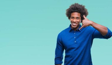 Afro Amerikalı adam yapıyor gülümseyen izole arka plan üzerinde telefon hareketi ile el ve parmak telefonda konuşuyor gibi. Kavramları iletişim.