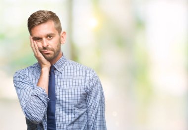 Genç yakışıklı iş adamı izole arka plan düşünme seyir üzerinde yorgun ve sıkılmış çapraz silah depresyon sorunları ile.