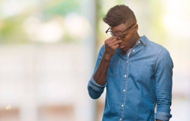 Afrikalı-Amerikalı genç izole arka burun ve göz yorgunluğu ve baş ağrısı duygu sürtünme yorgun üzerinde. Stres ve hayal kırıklığı kavramı.