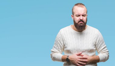 Üzerinde kış kazak giyen genç beyaz hipster adam izole mide üzerinde el ile arka plan çünkü hazımsızlık, ağrılı hastalık hasta hissediyor. Ağrısı kavramı.