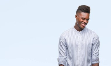 Seksi bir ifadeyle, neşeli ve mutlu yüzünü kameraya bakarak göz kırpıyor izole arka plan üzerinde genç Afro-Amerikan adam.