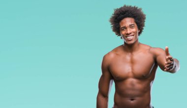 Çıplak vücut dostu sunan karşılıklı tebrik ve davet edici gülümseyen izole arka plan üzerinde gösterilen Afro Amerikalı gömleksiz adam. Başarılı iş.