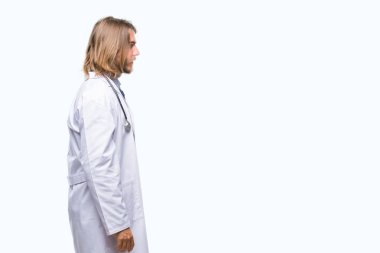 İzole arka tarafına, seyir üzerinde uzun saçlı Genç yakışıklı Doktor adam sakin ol kendine güvenen gülümseme ile doğal yüz pozuyla profili.