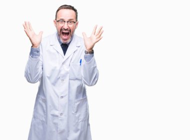 Çılgın ve çığlık kaldırdı ve açık gözleri heyecanlı silah ile başarı için hayran kutluyor izole arka plan üzerinde beyaz önlük giyen orta yaş üst düzey ağarmış profesyonel adam. Kazanan kavramı