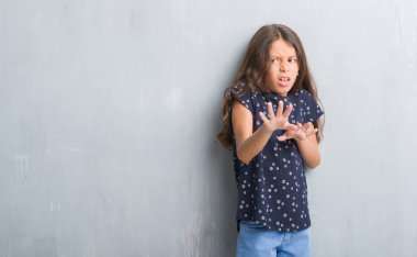 Grunge gri duvarın üzerinden genç İspanyol çocuğun tiksinti ifadesi, memnun ve korkulu tiksinti yüz yapıyorsun çünkü nefret tepki. Elleriyle kaldırdı. Sinir bozucu kavramı.