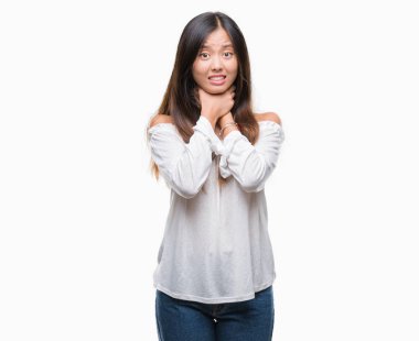 Genç Asyalı kadın üzerinde arka plan bağırarak izole ve boğmak 