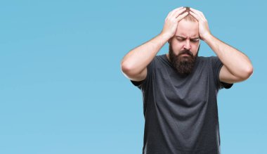 Genç beyaz hipster adam çünkü umutsuz ve stresli baş ağrısı acı izole arka plan üzerinde ağrı ve migren. Ellerini kafasına.