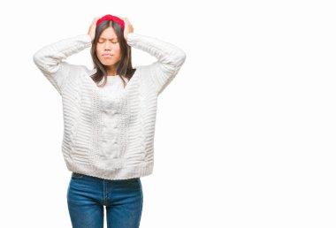 Çünkü çaresiz ve stresli baş ağrısı acı izole arka plan üzerinde kış kazak giyen genç Asyalı kadın ağrı ve migren. Ellerini kafasına.