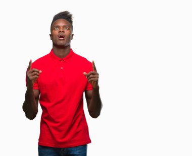 Genç Afro-Amerikan adam izole arka plan üzerinden hayran ve yukarıya bakıp parmakları ile işaret şaşırttı ve silah kaldırdı.