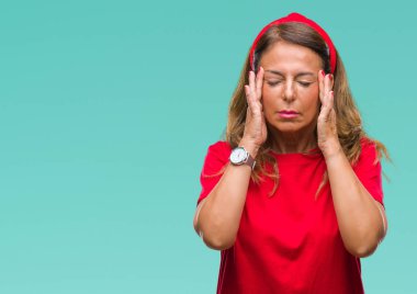 Orta yaş üst düzey İspanyol kadın izole arka plan baş baş ağrısı için el ile çünkü stres. Migren muzdarip.