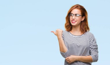 İzole arka planı arıyorum ve başparmak yanında yukarıyı mutlu yüz ile gülümseyen gözlüklü genç güzel kadın.