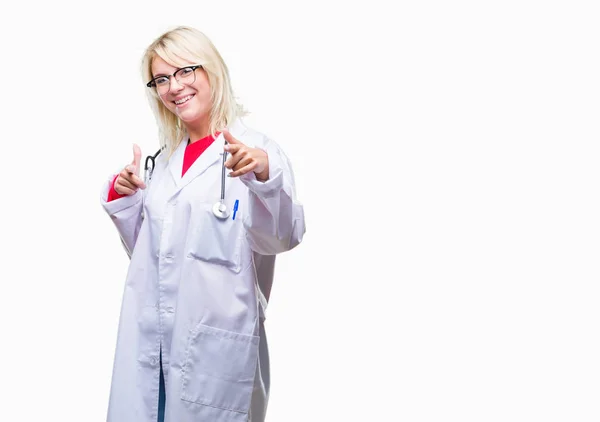 Joven Hermosa Doctora Rubia Vistiendo Uniforme Médico Sobre Fondo Aislado — Foto de Stock