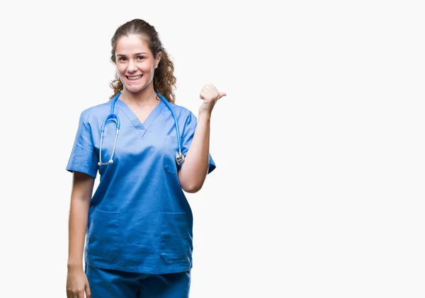 Jeune Fille Brune Médecin Portant Infirmière Chirurgien Uniforme Sur Fond — Photo