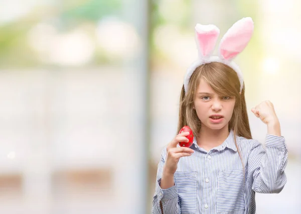 Genç Sarışın Çocuk Giyen Paskalya Tavşanı Rahatsız Hayal Kırıklığına Uğramış — Stok fotoğraf