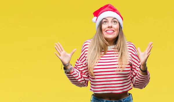 Jovem Mulher Bonita Vestindo Chapéu Natal Sobre Fundo Isolado Louco — Fotografia de Stock