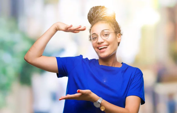 Jovem Trançado Cabelo Afro Americano Menina Vestindo Óculos Sobre Fundo — Fotografia de Stock