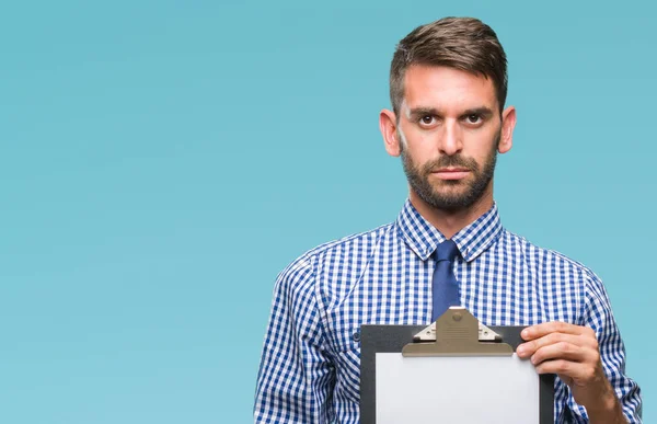 Joven Hombre Negocios Guapo Sujetando Portapapeles Sobre Fondo Aislado Con — Foto de Stock