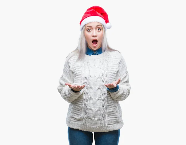 Giovane Donna Bionda Che Indossa Cappello Natale Sfondo Isolato Spaventato — Foto Stock