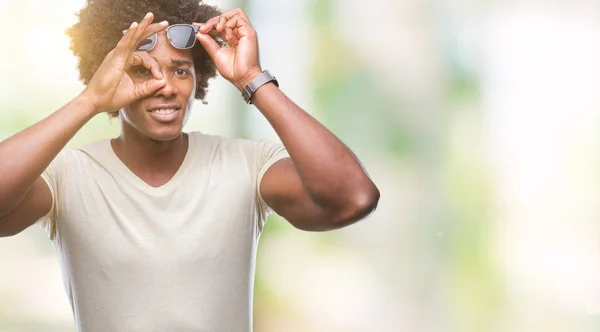 Afro Americano Uomo Indossa Occhiali Sole Sfondo Isolato Facendo Gesto — Foto Stock