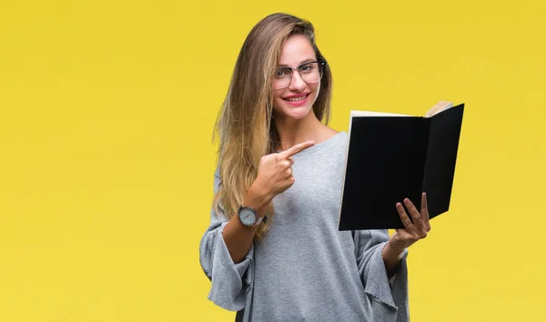 Mladá Krásná Blondýnka Čtení Knihy Izolované Pozadí Velmi Šťastný Ukázal — Stock fotografie